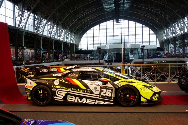 ... und der Bentley GT 3 Art Car aus dem Jahr 2019 - Sonderschau Supercars 2 in der Autoworld Brüssel 2022/2023