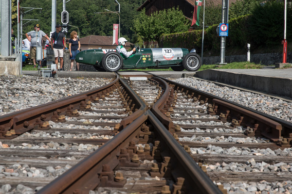 … und der Riley scheint nicht wirklich verwindungssteif genug für die Geleisüberquerung zu sein.