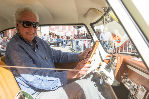 … und fährt dann mit seinen 80 Jahren selbst im DKW Junior zum Start.