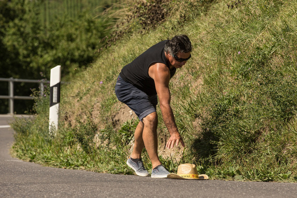 ... und fliegt auf die Rennstrecke.
