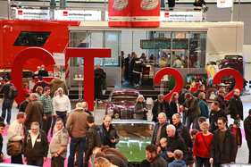 ,,, und im Hintergrund bewirtet die Württembergische ihre Gäste (Bremen Classic Motorshow 2018)