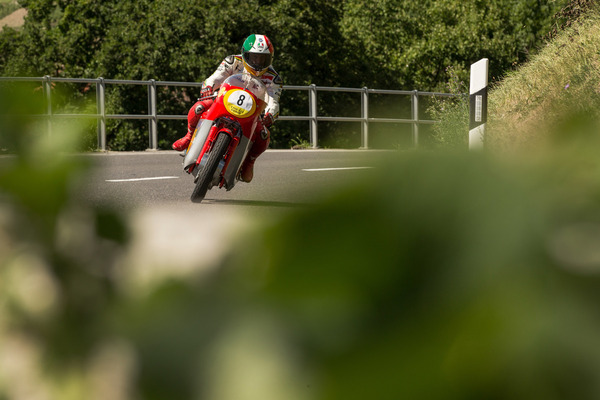 ... und jetzt sogar noch Giacomo Agostini, 80 Jahre jung, auf der MV-Agusta, ...