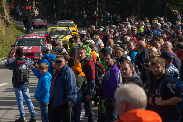 … und mit grosser Begeisterung einerseits die alten DTM Autos, …