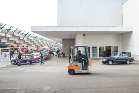 … und ohne Gepäck, zwingt …