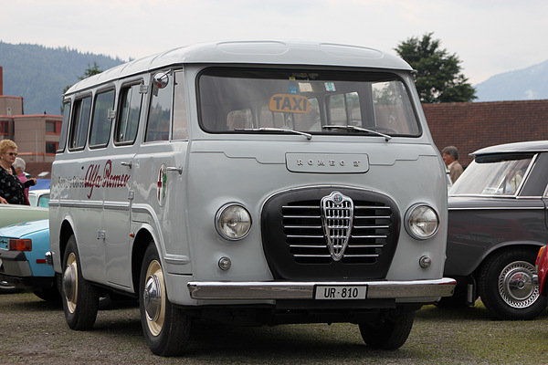 und passiert ein überaus rares Alfa-Romeo Service-Mobil