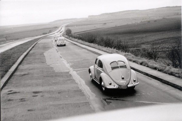 und schon wenige Tage später machte sich am 5. Mai 1948 eine Kolonne von 25 Käfern über damals noch leere Autobahnen auf den Weg in die Schweiz.