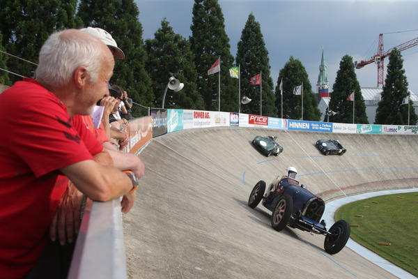 ... und so während dem Rennen... hier zu vorderst ein Bugatti T35 B (1929) am Indianapolis in Oerlikon 2013