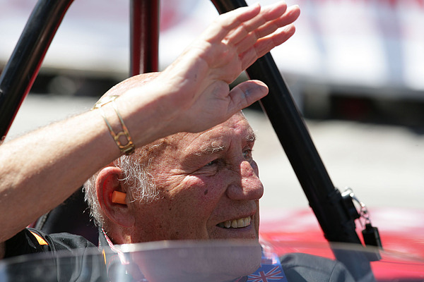 ... und winkt seinen zahlreichen Fans