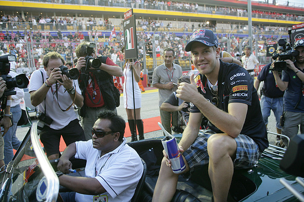 ... und wird von den Fotografen umringt.