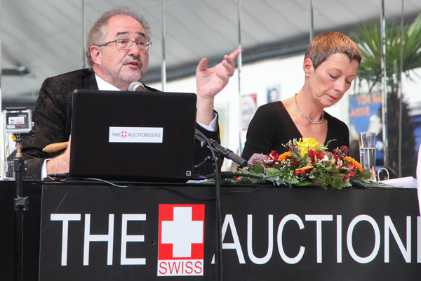 ... und zwischendurch wird auch einmal ein Spruch geklopft, z.B. "Sie bekommen noch eine Nummer und dann das Auto ..." - Versteigerung Oldtimer Galerie in Toffen am 26. November 2016