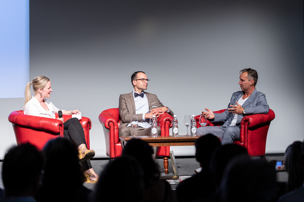 Bild v.l.n.r. Nina Kohler, Archivarin Emil Frey Classics, Simon Bundi, Museumskurator Emil Frey Classics, Steffen Appel, Leihgeber und Buchautor - Emil-Frey-Classics Sonderschau "James Bond, die Schweiz und die Autolust der 60-er-Jahre"