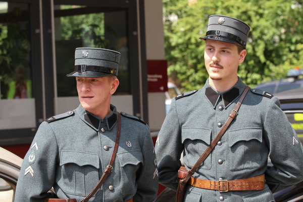 … verfolgten aber die Volkswagen-Kolonne auch mit kritischem Auge.