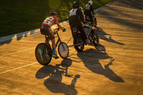 … verlängerten sich auch die Schatten, bis die ...