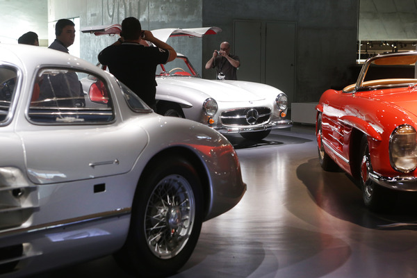 viel Interesse Besucher für die legendären Sport-Coupés aus Stuttgart