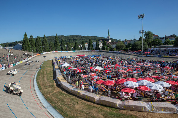 Bild: viel Interesse an den Autos im Infield - Indianapolis Oerlikon 2015