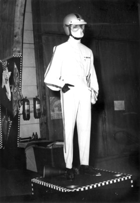 vollständiger Rennfahreranzug inkl. Mundschutz auf dem Stand von Charles Vögele - Genfer Autosalon 1967