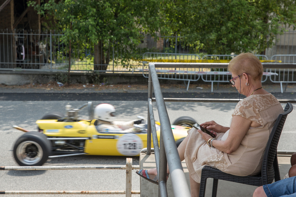 … vom Geschehen ab.