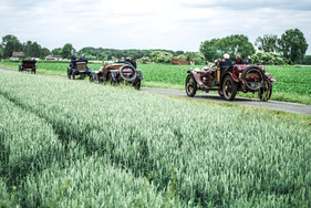 Bild von Schloss Dyck nach Krickenbeck bei der Kronprinz Wilhelm Rasanz Fahrt 2013 - mit den flachen Strassen kommen die Autos bestens klar