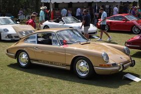 ... von aussen unterscheiden sich die Vier- und Sechsender abgesehen vom Typschriftzug nicht voneinander. Dies hier ist übrigens kein 912, sondern ein 1965er 911.