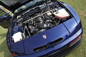 ... vor allem handwerklich begeistert. Auch wenn Originalfans hier in hemmungslose Weinkrämpfe verfallen: Statt des Dreiliter-Vierzylinders sorgt hier ein Corvette-Sechsliter-V8 für Vortrieb der gewaltigen Sorte. ... vor allem handwerklich begeistert. Auch wenn Originalfans hier in hemmungslose Weinkrämpfe verfallen: Statt des Dreiliter-Vierzylinders sorgt hier ein Corvette-Sechsliter-V8 für Vortrieb der gewaltigen Sorte.