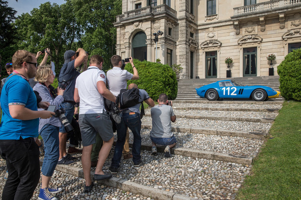 … vor dem Angriff der Fotografen auf den wertvollen 250 GTO!