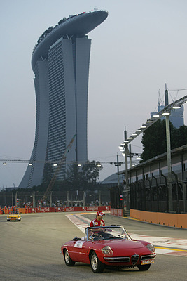 ... vor dem Marina Bay Sands Hotel und Casino Komplex mit Shopping Center.