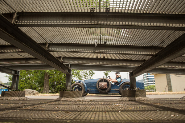 … vor jedem noch so "abgefuckten" Hintergrund ihre Wirkung.