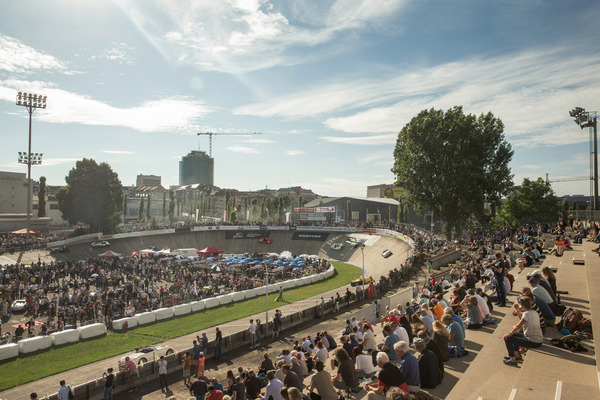 … vor vollen Tribünen fighten liess.