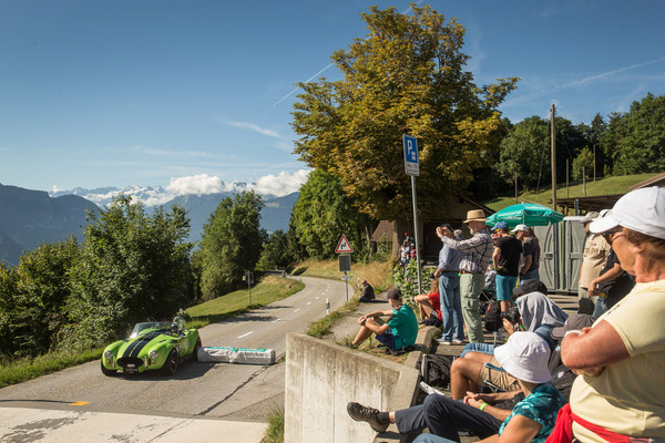 ... vorbei an den begeisterten Fans, ...