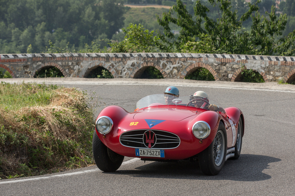 … während sein Blick nur knapp durchs Lenkrad passt.