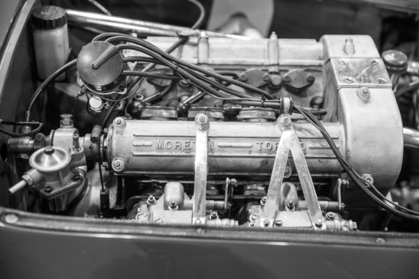 … während sich der Moretti 750 schon zur Hälfte versteckt und …