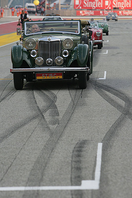 ... warten auf die 24 Oldtimer, die auf die Start-Ziel-Gerade vorfahren ...