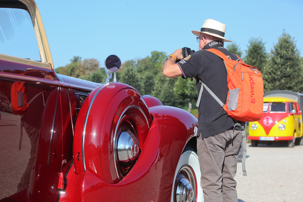 …, weil er noch ein Detail ablichten möchte oder …