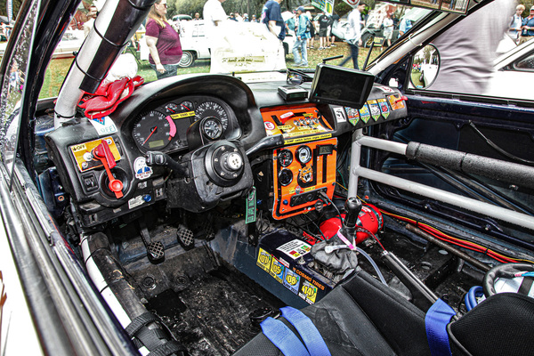 ... wie der Innenraum, der farbenfroh von einer Motorsport-Karriere kündet.