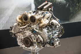 ...wirkt der Ferrari F163 V6 Twin-Turbo wie ein zusammengeknüllter Papierknäuel.