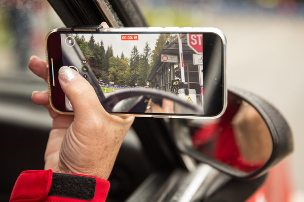 … wo doch per Handy ganze Videos verschickt werden, ...