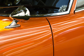 … zeigt der Miura seinen aerodynamischen Strömungslauf auch in der Spiegelung.