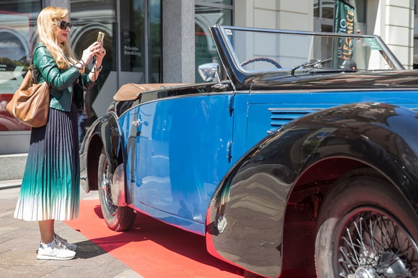 … zieht Blicke auf sich, auch ...