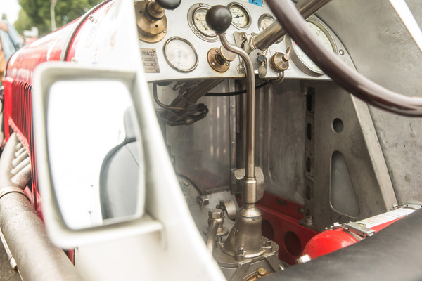 … zu den Autos und Motorrädern, die einmal im Jahr auf das Oval gelassen werden.