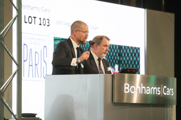... zum Dritten - Maarten Ten Holder gibt den Zuschlag - Bonhams Versteigerung "Les Grandes Marques du Monde à Paris" 2024