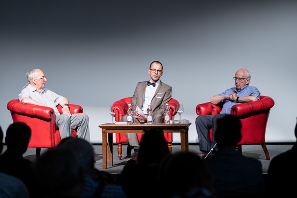 zwei Beteiligte bei den Goldfinger-Dreharbeiten - v.l.n.r. Josef Ritler, ehemaliger Blick-Reporter, Simon Bundi, Museumskurator Emil Frey Classics, Heinrich Stäbler, Set-Arzt - Emil-Frey-Classics Sonderschau "James Bond, die Schweiz und die Autolust der 60-er-Jahre"