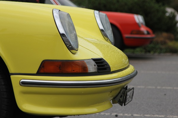 Bild: zweimal Urelfer, in den knalligen Fahrben der frühen Siebzigerjahre - Porsche Classic Day 2012
