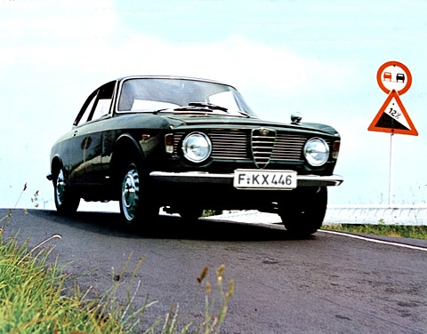 Alfa Romeo Giulia Sprint GT von 1966 am Berg - Aufnahme aus einem Verkaufsprospekt