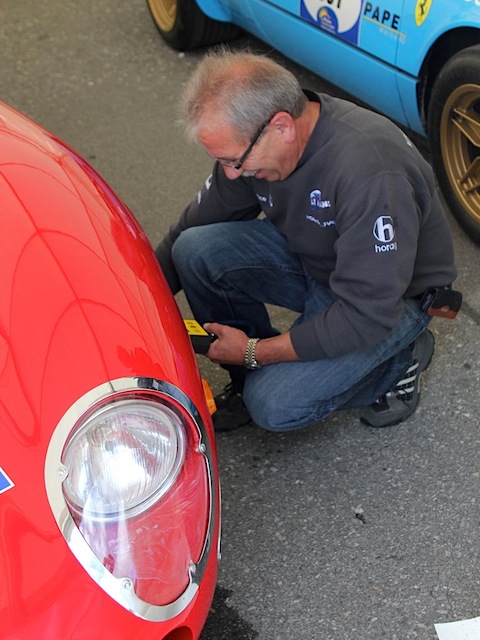 Überprüfung des Luftdrucks bei einem Ferrari 330 GTO