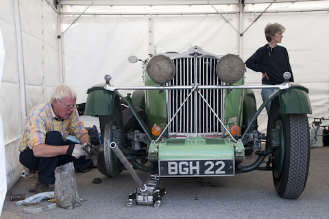 Reparatureingriff beim Talbot 105 Alpine Tourer