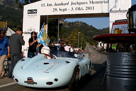 Am Start zum Jochpass Memorial - seltener südamerikanischer Sportwagen A.S.A. 