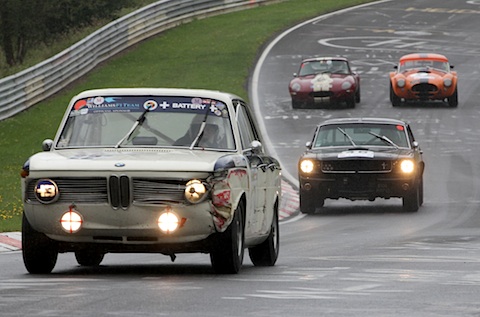 Kampfspuren am BMW beim AVD Historic Marathon auf der Nordschleife des Nürburgrings anlässlich des AVD Oldtimer Grand Prix 2011