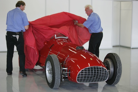 Der GP-Wagen Ferrari 375 von 1951 wird für die Demonstrationsrunden bereitgemacht