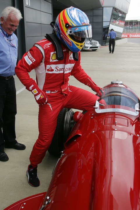 Fernando Alonso besteigt den Ferrari 375 von 1951
