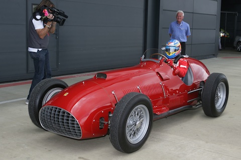Fernando Alonso dreht ein paar Übungsrunden auf dem Ferrari 375 in der Boxenanlage von Silverstone